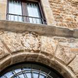 L�ingresso principale sfoggia un bassorilievo con un leone, simbolo della famiglia De Leone a cui l�edificio � appartenuto